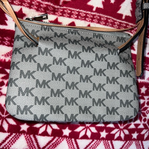 Micheal Kors bag. - Picture 2 of 6